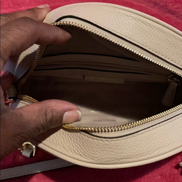 Beautiful Michael Kors Blush Crossbody - Picture 4 of 10